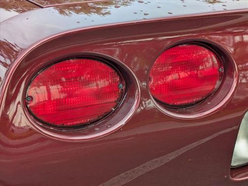 Used 2003 Chevrolet Corvette Coupe w/ Preferred Equipment Group RWD image 19