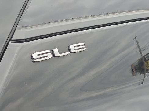 Used 2022 GMC Terrain SLE w/ Driver Convenience Package image 4