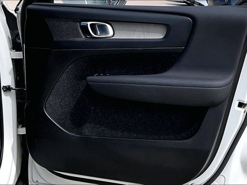 Used 2023 Volvo XC40 B4 Plus w/ Protection Package Premier image 25
