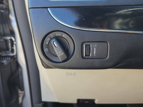 Used 2017 Dodge Grand Caravan SXT FWD image 12