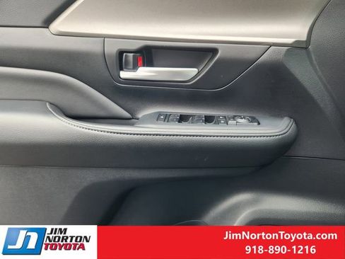 Used 2025 Toyota Grand Highlander AWD image 23