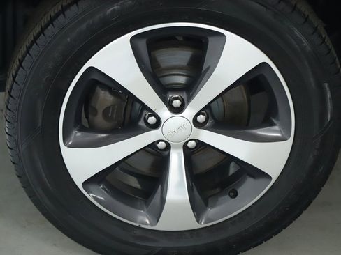 Used 2019 Jeep Cherokee Limited image 12