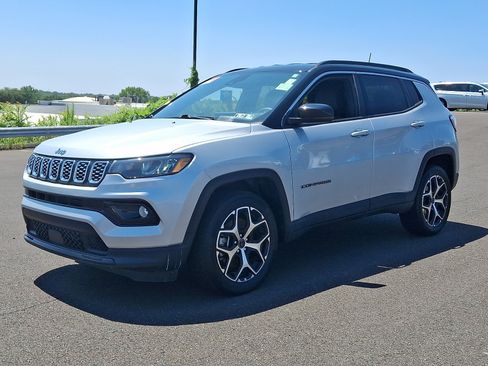 Certified 2025 Jeep Compass Limited AWD/4WD image 3