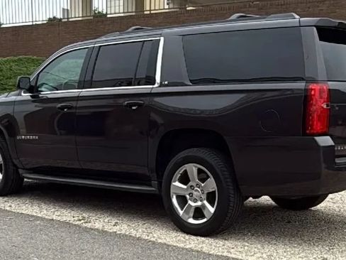 Used 2016 Chevrolet Suburban LS RWD image 7