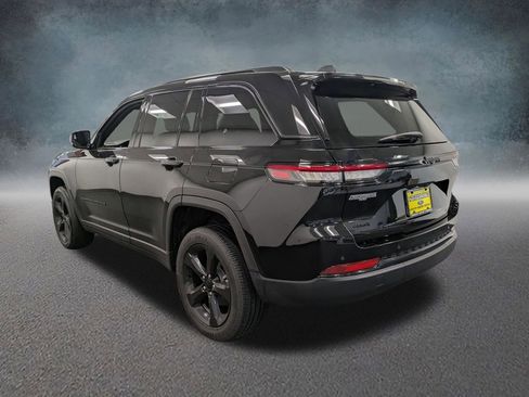 Used 2025 Jeep Grand Cherokee Altitude image 6