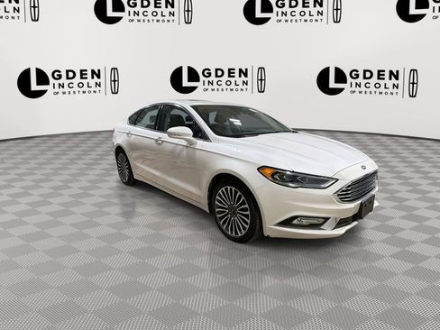 Used 2017 Ford Fusion SE w/ Fusion SE Technology Package image 2