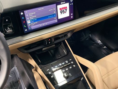 Used 2025 Porsche Cayenne Coupe image 28