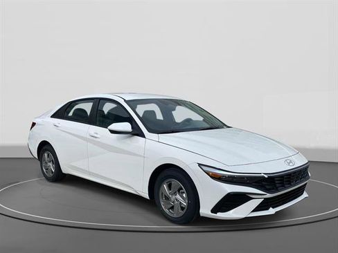 New 2026 Hyundai Elantra SE FWD image 3
