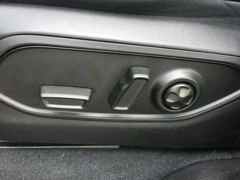 Used 2023 Jeep Grand Cherokee Limited w/ Black Appearance Package image 16