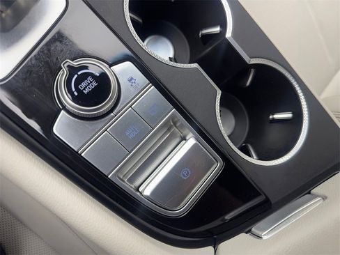 Used 2025 Genesis G70 2.5T image 70