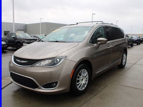 Used 2018 Chrysler Pacifica Touring-L Plus image 3