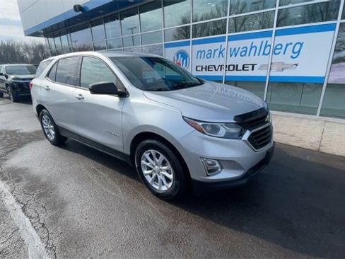Used 2019 Chevrolet Equinox LS w/ LS Convenience Package image 2