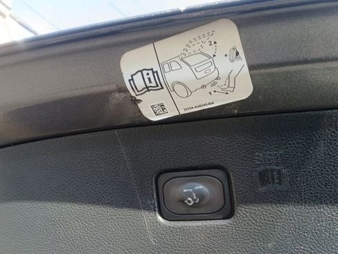 Used 2018 Ford Edge Titanium image 25