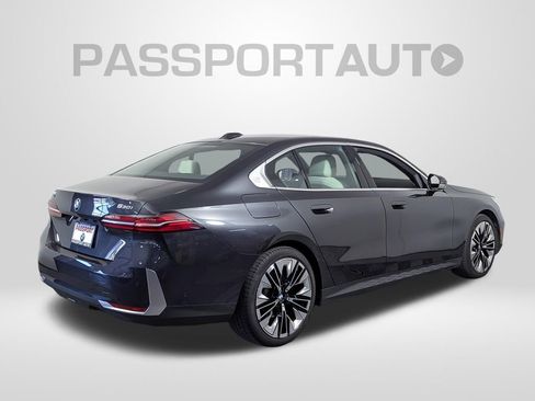 Used 2025 BMW 530i xDrive w/ Premium Package AWD/4WD image 7