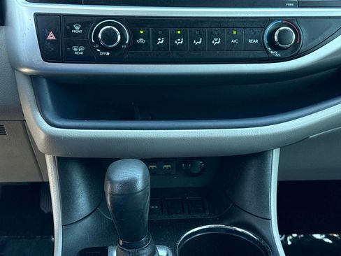 Used 2019 Toyota Highlander LE FWD image 24