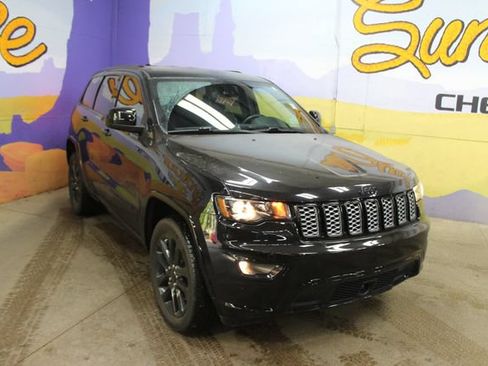 Used 2021 Jeep Grand Cherokee Laredo X AWD/4WD image 2