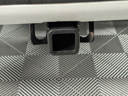 Used 2024 Nissan Titan SV w/ SV Convenience Package image 9