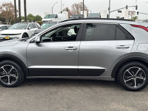 Used 2023 Kia Niro EX image 6