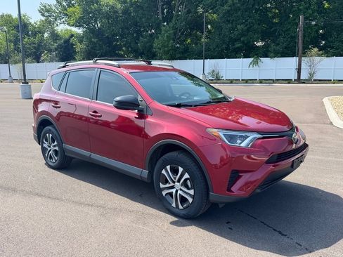 Used 2018 Toyota RAV4 LE AWD/4WD image 2