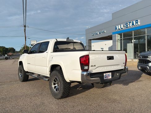 Used 2018 Toyota Tacoma SR5 AWD/4WD image 4