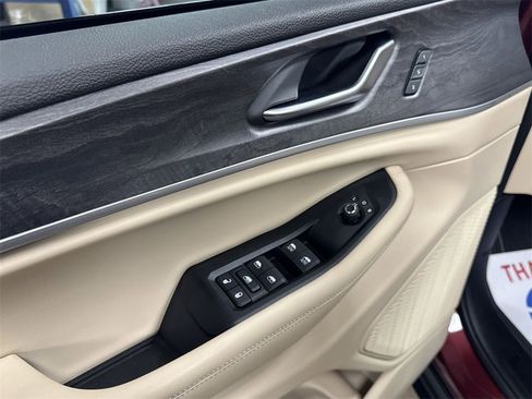 Used 2025 Jeep Grand Cherokee Limited image 14