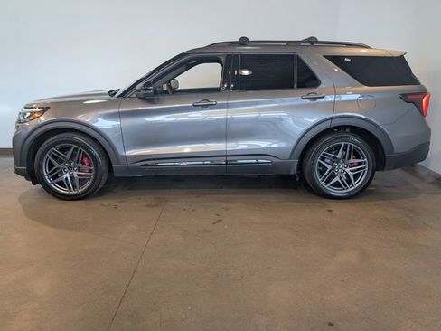 Used 2025 Ford Explorer ST image 3