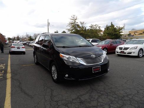 Used 2017 Toyota Sienna XLE image 2