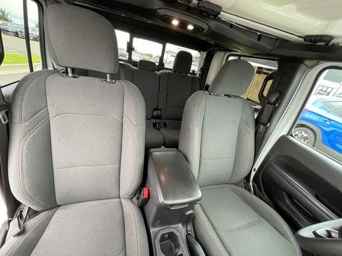 Used 2025 Jeep Gladiator Sport AWD/4WD image 28