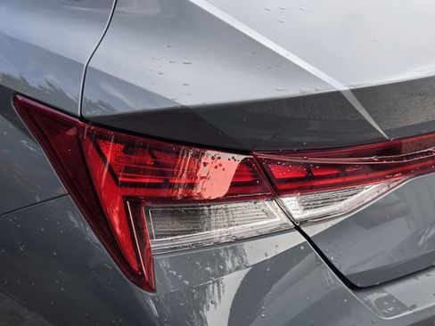 Used 2022 Hyundai Elantra Limited FWD image 8