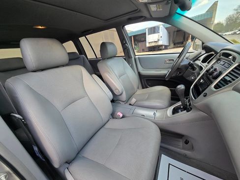 Used 2005 Toyota Highlander 2WD V6 w/ 3rd Row image 27