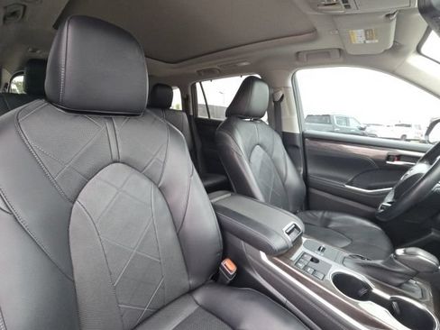 Used 2023 Toyota Highlander Platinum FWD image 22