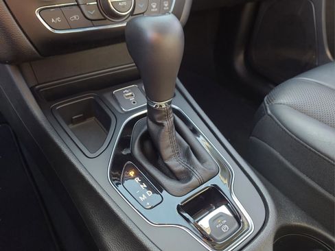 Used 2019 Jeep Cherokee Limited w/ Luxury Group image 18