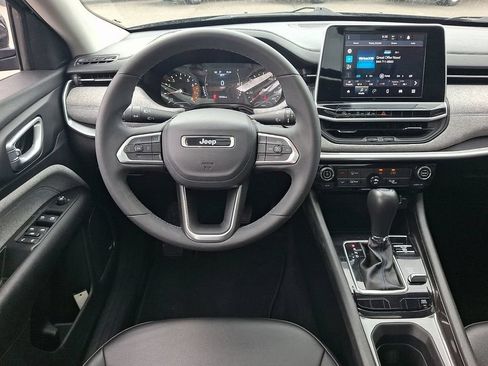 Used 2022 Jeep Compass Latitude w/ Sun and Sound Group AWD/4WD image 11