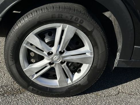 Used 2018 Nissan Kicks S image 11