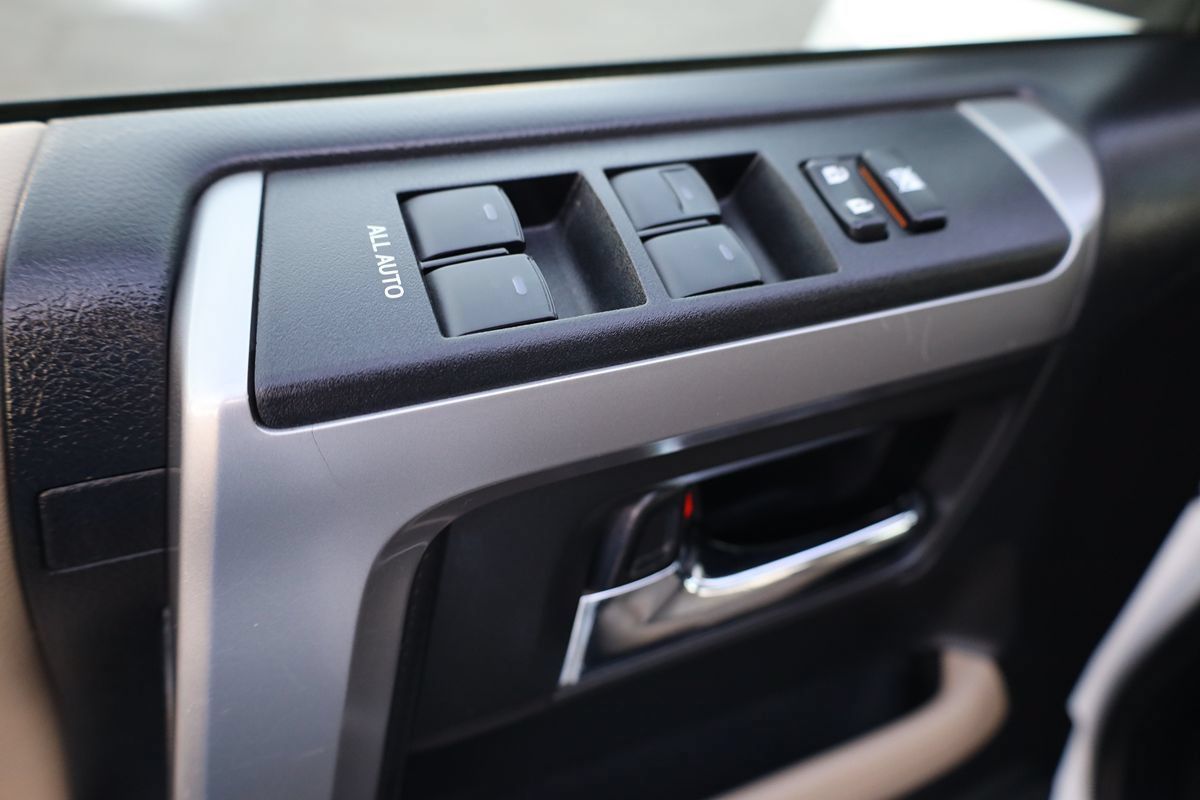 Used 2018 Toyota 4Runner SR5 AWD/4WD image 10