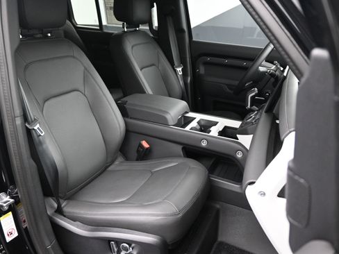 Used 2025 Land Rover Defender 130 X-Dynamic SE image 10