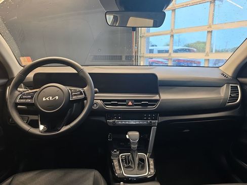 Used 2025 Kia Seltos EX w/ EX Sunroof Package image 14