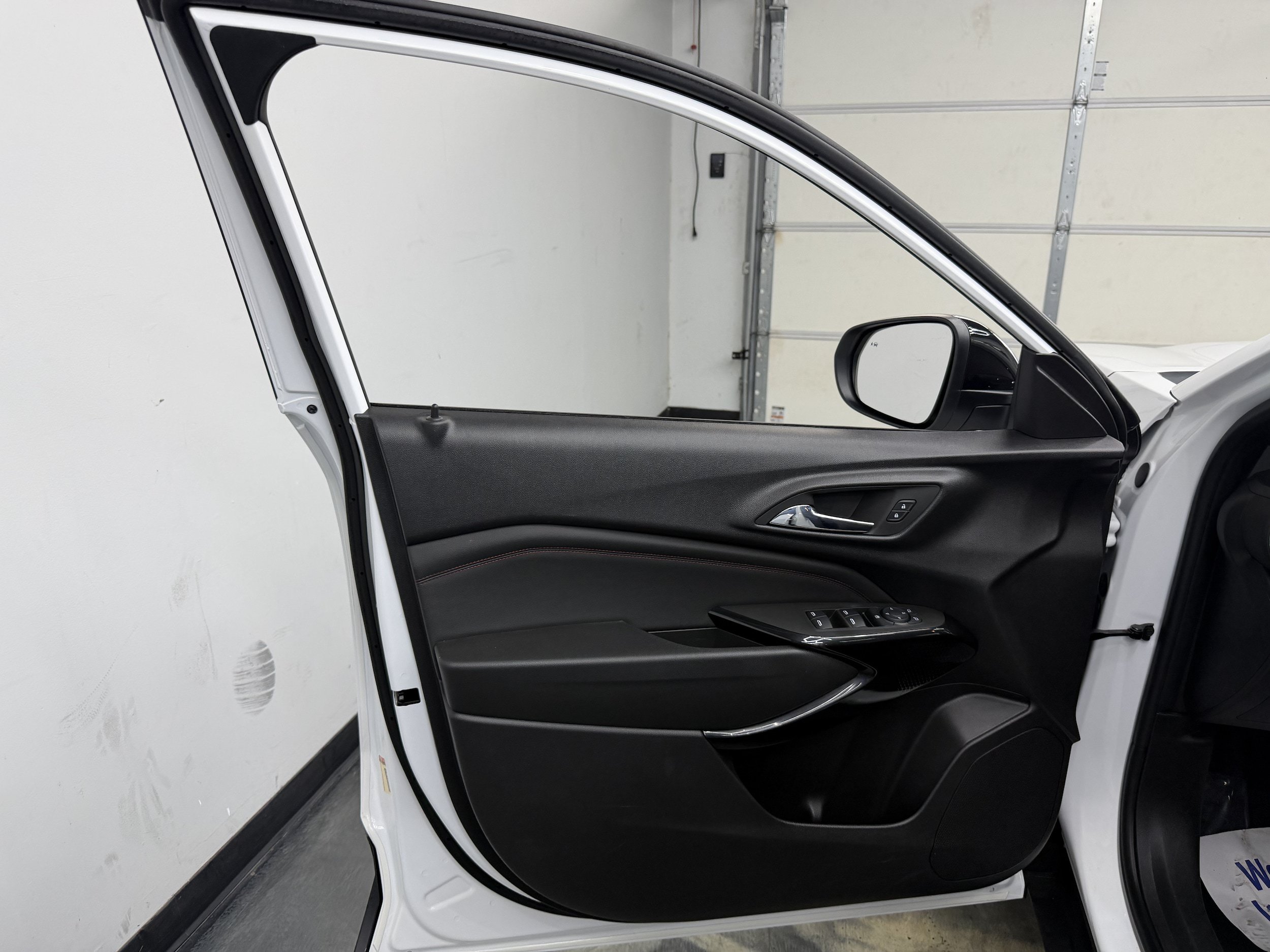 Used 2024 Chevrolet Trax RS w/ Sunroof Package FWD image 10