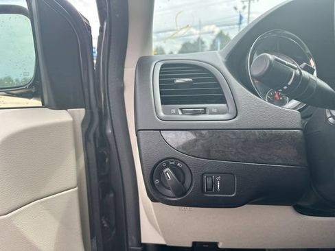 Used 2018 Dodge Grand Caravan SE w/ UConnect Hands-Free Group FWD image 19