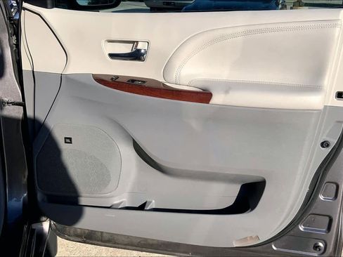 Used 2011 Toyota Sienna Limited image 22