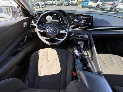 Used 2022 Hyundai Elantra SEL w/ Convenience + Premium Package FWD image 8