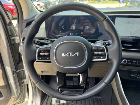 Used 2025 Kia Carnival EX FWD image 35