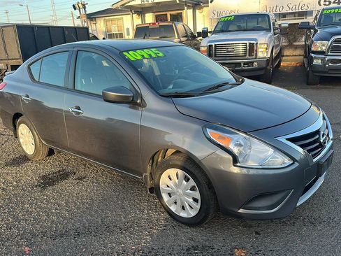 Used 2018 Nissan Versa SV image 2