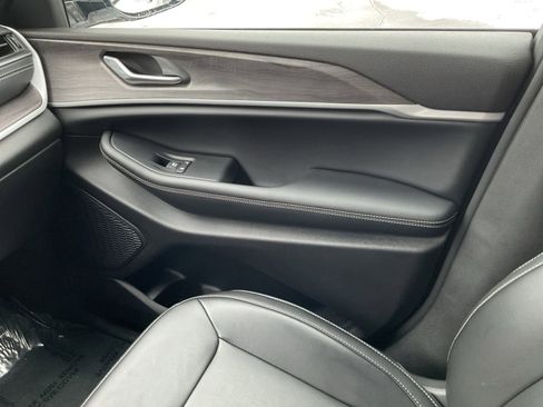 Used 2025 Jeep Grand Cherokee Limited image 17