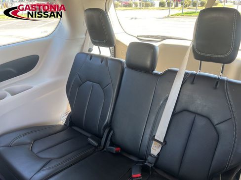 Used 2024 Chrysler Pacifica Touring-L FWD image 22