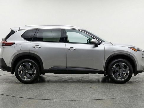 Used 2025 Nissan Rogue SV AWD/4WD image 11