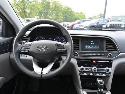Used 2020 Hyundai Elantra SE FWD image 22