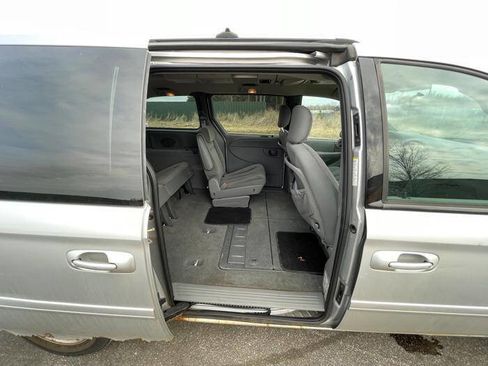 Used 2005 Dodge Grand Caravan SXT w/ Premium Group image 28