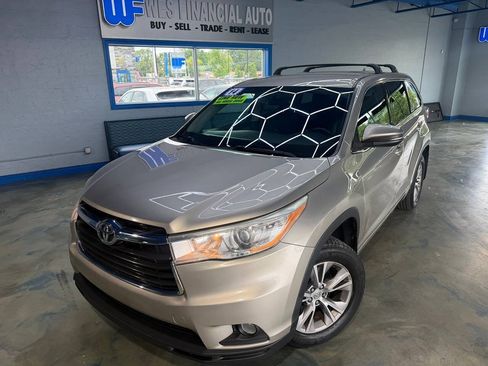 Used 2014 Toyota Highlander LE AWD/4WD image 1