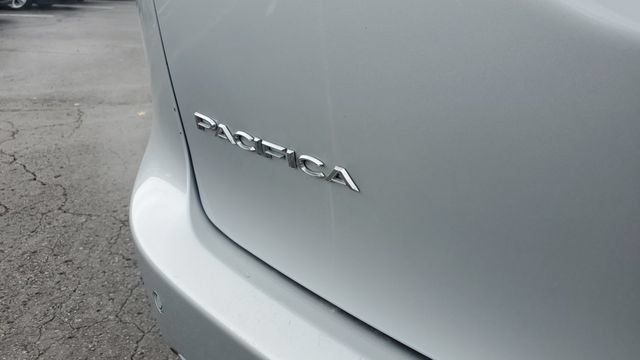 Used 2024 Chrysler Pacifica Touring-L FWD image 31